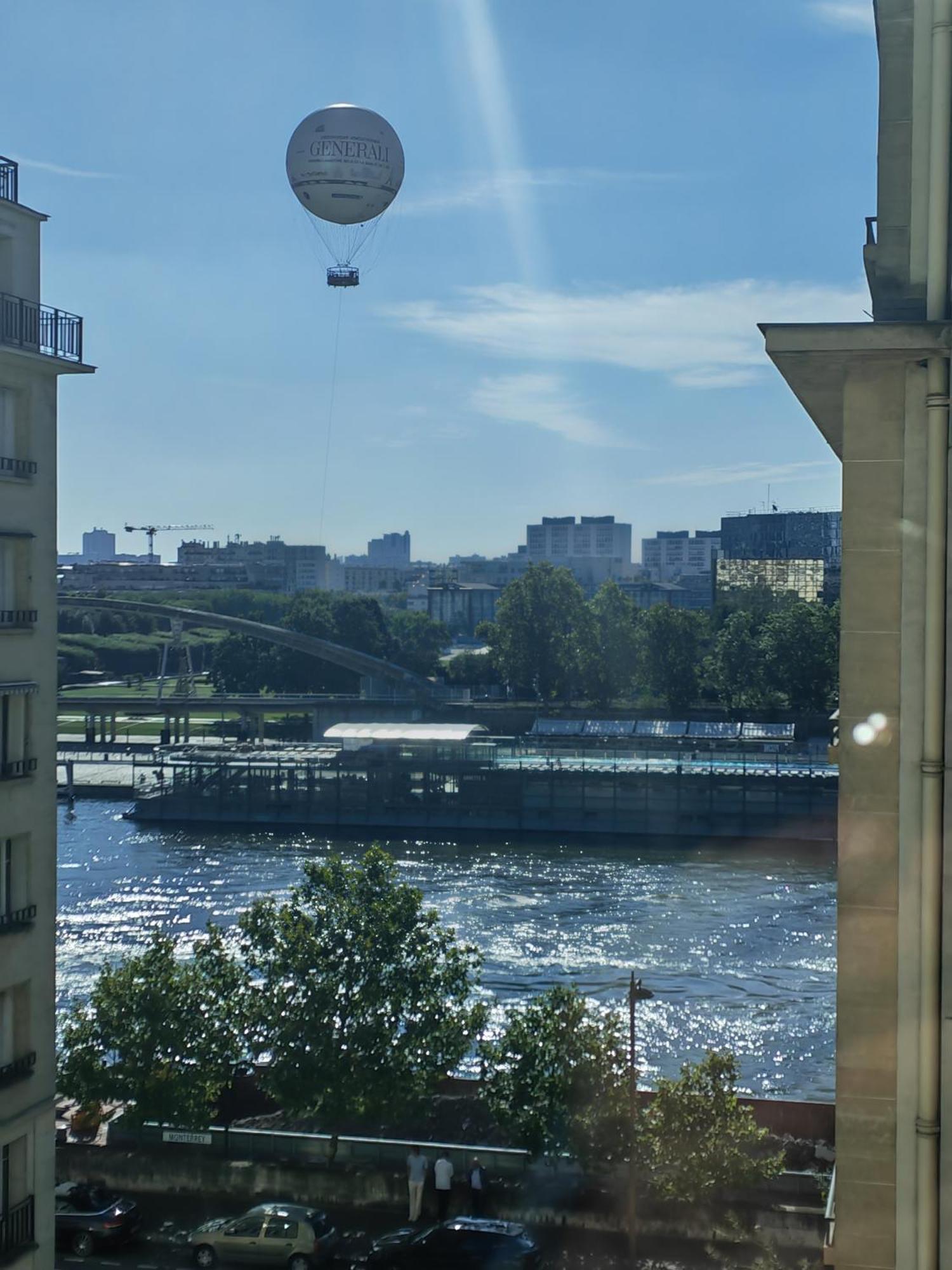 View Sur La Seine Apartment Париж Екстериор снимка