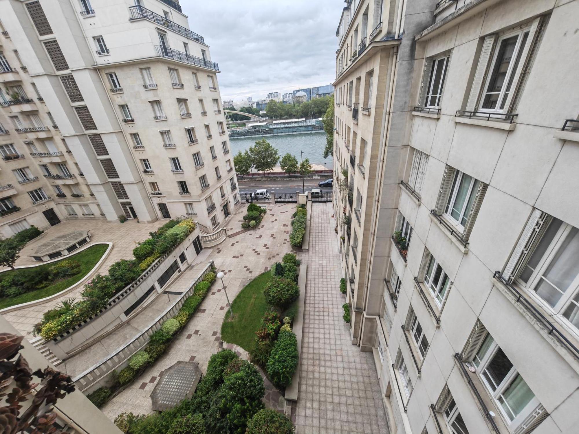View Sur La Seine Apartment Париж Екстериор снимка